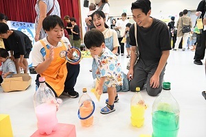 輪投げを楽しむ参加者