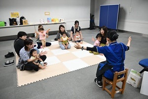 手遊びする参加者