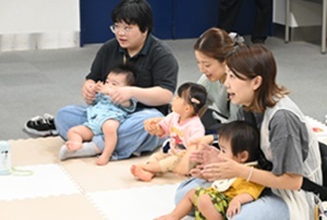 歌に合わせて動きをまねる参加者