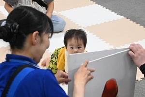 大きな絵本に興味津々の参加者
