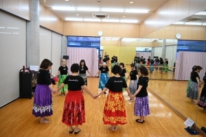 輪になってお祈りする参加者