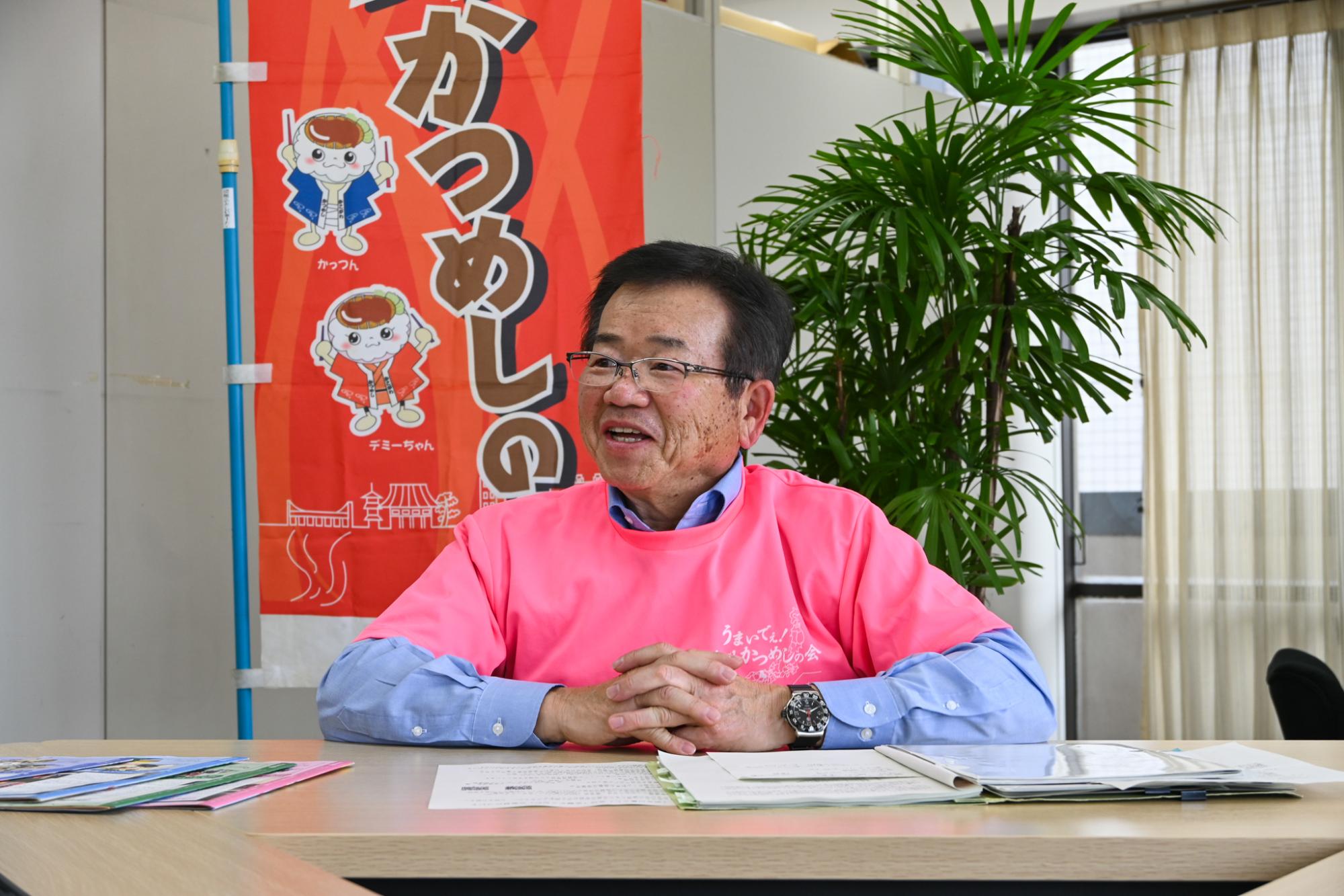インタビューを受ける藤原さん