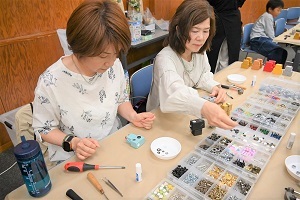 パーツを選ぶ様子
