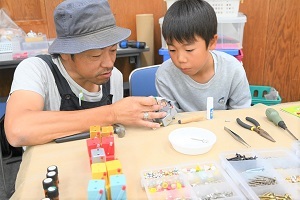 ロボット作りを相談する参加者