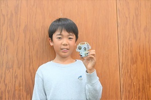 作品を掲げる男の子