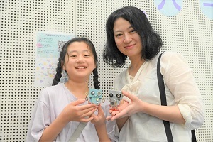 親子が作品を掲げている様子