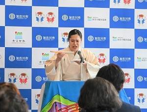 浪曲を披露する京山さん