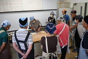 説明を聞く参加者