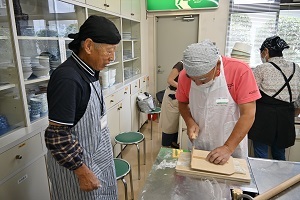 そばを切る参加者