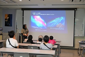 星の話を聞く親子