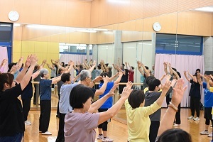 準備運動をする参加者