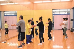 初参加者へ指導する講師