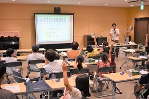 説明を聞く参加者