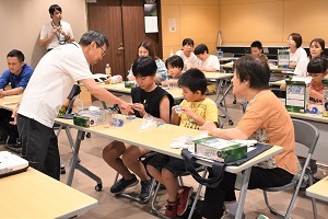 講師に助けられる参加者