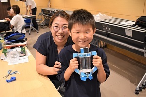 完成したライトを見せる参加者