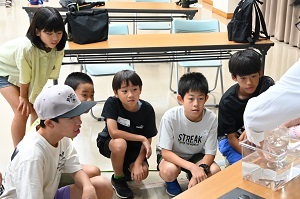 説明を聞く参加者
