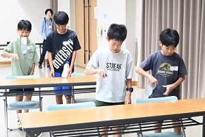 ペットボトルフリップに挑む参加者