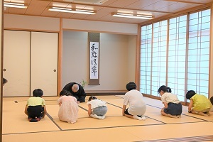 あいさつを習う参加者