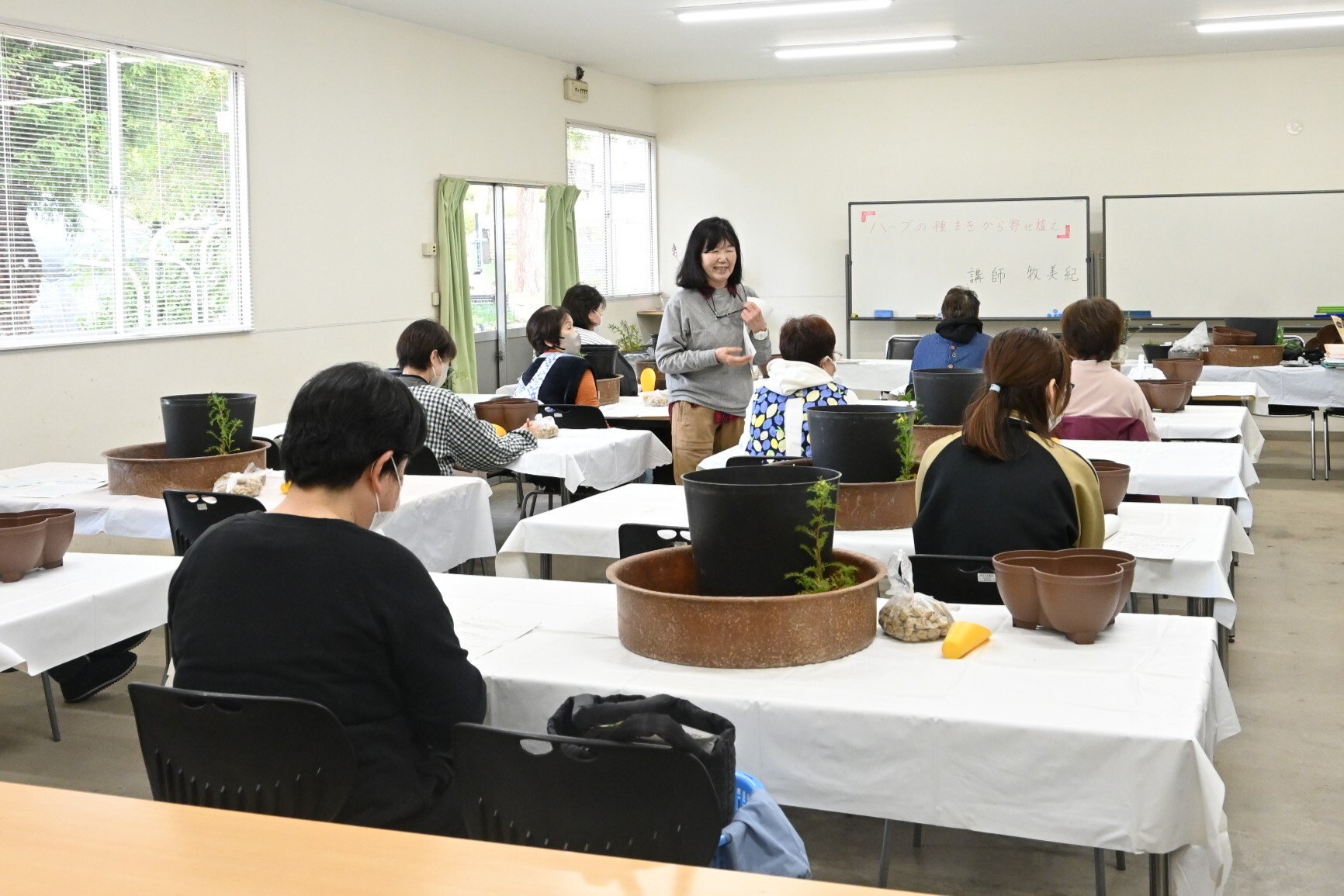 参加者に説明する講師
