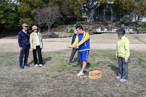 投げるコツを教える講師