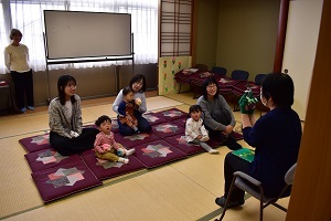 読み聞かせしている様子