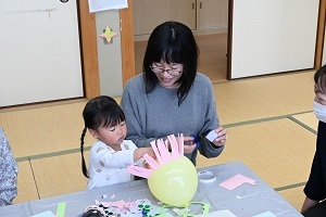顔のパーツをデコレーションする参加者