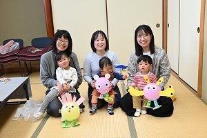 作品を掲げる参加者