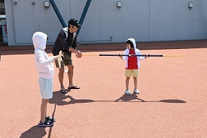 カヤックの漕ぎ方を習う参加者