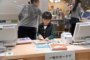 バーコードを読み取る参加者