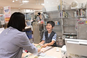 笑顔で対応する参加者