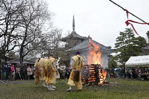 組み木に火をつける行者たち