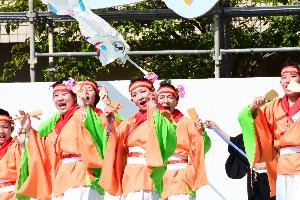 鳴子を手に踊る人々