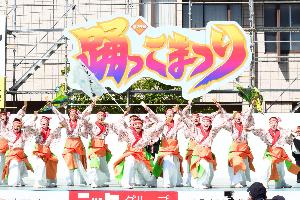 息の合った踊りを披露する人々