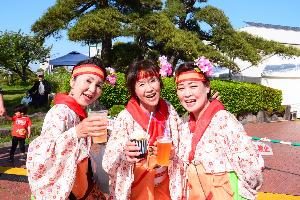 飲み物を片手に笑顔の女性たち