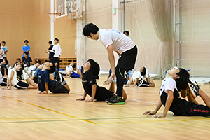 えび反りになり柔軟をする子どもたち