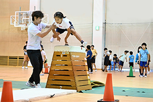 7段の跳び箱を跳ぶ女の子