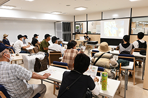 講師の話を聞く受講生たち