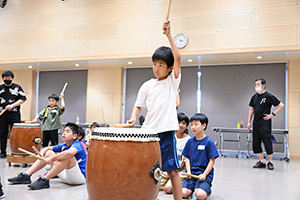 力強く太鼓を叩く子ども
