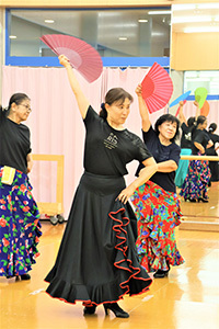 扇子を持って踊る女性