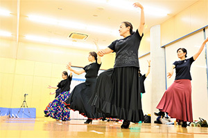 フラメンコを踊る生徒たち