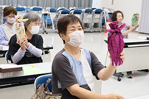 きれいにできたワイン包みに笑顔の女性
