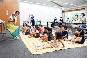「ミリーのすてきなぼうし」の読み聞かせを聞くこどもたち