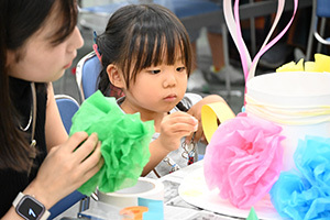 帽子を飾り付ける女の子