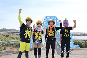 水管橋の前でポーズをとる参加者