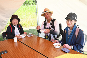 豚汁を食べる参加者