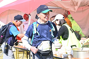 豚汁を手にした男性