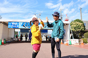 ハイタッチする親子