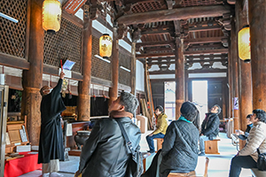 住職から鶴林寺の説明を聞く参加者