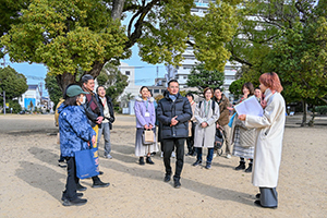 金剛寺浦公園で上野さんのこどものころのエピソードを語る先生