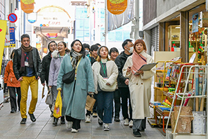 上野さんと寺家町商店街を歩く一行